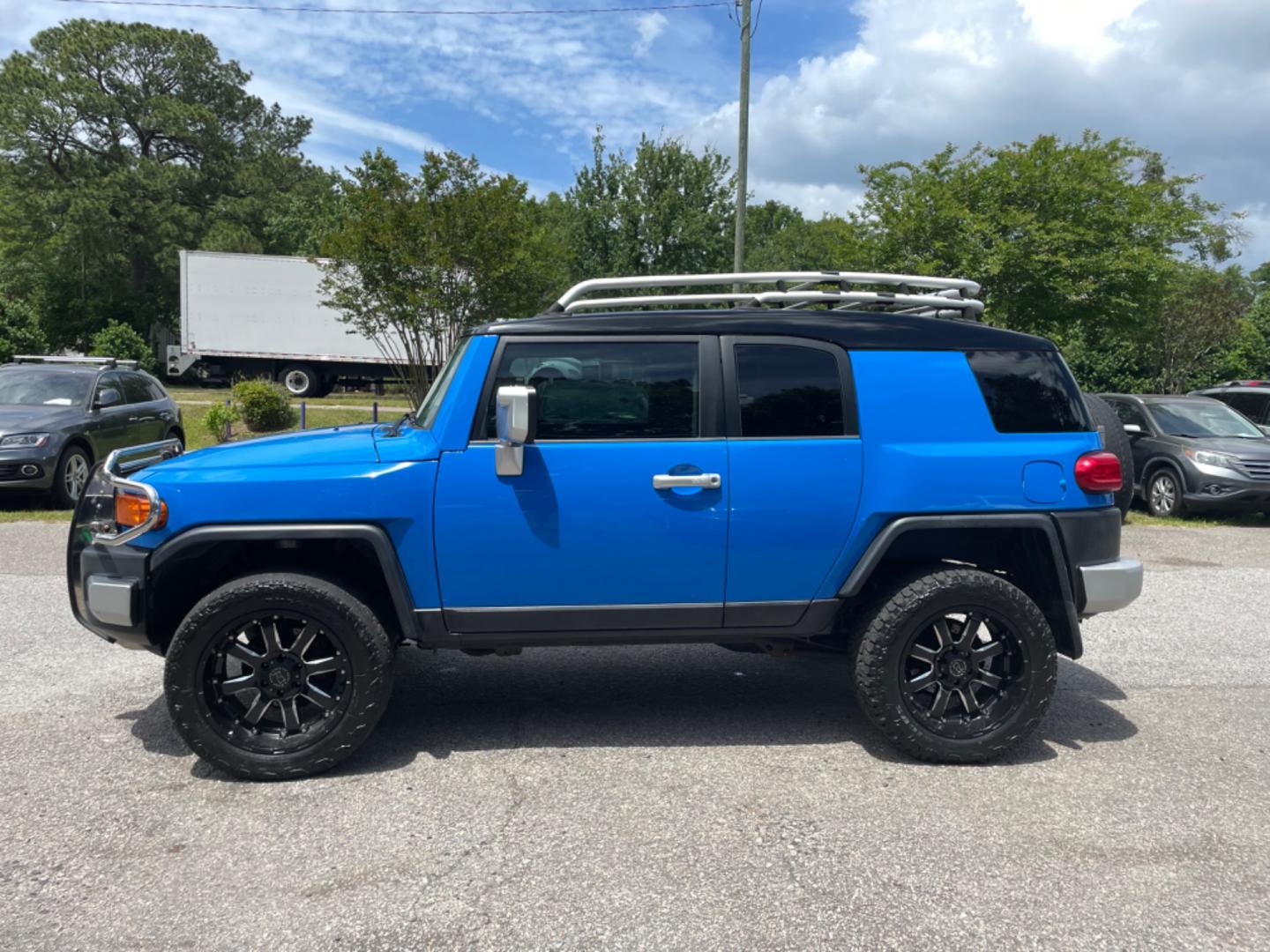 2007 BLUE TOYOTA FJ CRUISER BASE (JTEZU11F970) with an 4.0L engine, Automatic transmission, located at 5103 Dorchester Rd., Charleston, SC, 29418-5607, (843) 767-1122, 36.245171, -115.228050 - Photo#3